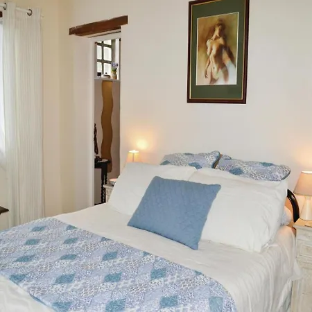 Three-bedroom In Puy I'eveque 아파트