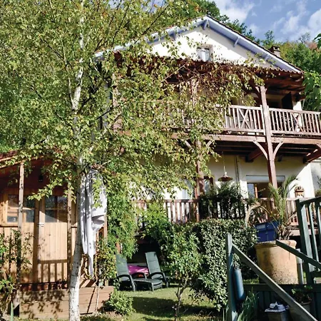 Three-bedroom In Puy I'eveque *
