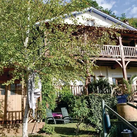 Three-bedroom In Puy I'eveque 아파트